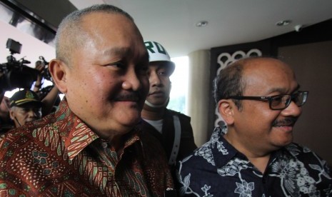 Gubernur Sumatera Selatan Alex Noerdin (kiri) didampingi kuasa hukumnya Soesilo Ari Wibowo (kanan) datang memenuhi panggilan Jaksa Agung Muda Pidana Khusus (Jampidsus) di Gedung Bundar, Kejaksaan Agung, Jakarta, Jumat (29/4). 