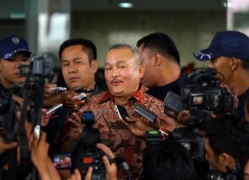 Gubernur Sumatera Selatan, Alex Noerdin, memberikan keterangan kepada pers seusai menjalani pemeriksaan di kantor Komisi Pemberantasan Korupsi (KPK), Jakarta, Kamis (8/3). 