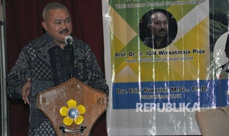 Gubernur Sumatera Selatan Alex Noerdin memberikan sambutan dan membuka seminar nasional Pengelolaan Lingkungan 2017 yang diselenggarakan Program Pasca Sarjana Universitas Sriwijaya (Unsri),  di kampus Unsri, Palembang. Kamis (2/11).