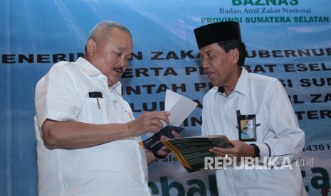 Gubernur Sumatera Selatan Alex Noerdin mendapat penjelasan tentang pengumpulan zakat dari Ketua Baznas Sumsel Najib Haitami, Senin (20/6).