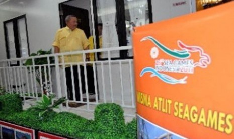 Gubernur Sumatera Selatan, Alex Noerdin, meninjau pameran mock up kamar wisma atlet SEA Games 2011.