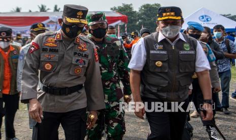 Gubernur Sumatra Selatan Herman Deru (kanan) berjalan bersama Kapolda Sumatra Selatan Irjen Pol Eko Indra Heri (kiri). Gubernur dan Kapolda hadir saat seremoni penyerah donasi penanganan Covid-19 dari keluaga Akidi Tio akhir Juli. Hingga saat ini dana bantua senilai Rp 2 triliun tersebut belum diketahui kepastiannya karena belum juga cair.