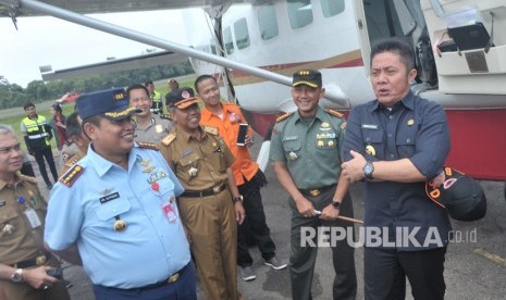 Gubernur Sumatra Selatan Herman Deru (kanan) di Kota Palembang.