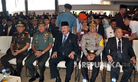 Gubernur Sumatera Selatan (Sumsel) Alex Noerdin bersama diapit Pangdam II/ Sriwijaya Mayjen TNI AM Putranto dan Kapolda Sumsel Irjen Pol Zulkarnain pada acara penyerahan surat keputusan Pejabat Sementara (Pjs) Wali Kota kepada empat pejabat Pemprov Sumsel dan surat keputusan Pelaksana Tugas (Plt) kepada tiga Wakil Bupati, Rabu (14/2) di Griya Agung.