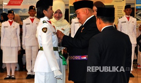 Gubernur Sumatera Selatan (Sumsel) Alex Noerdin bertempat di Griya Agung, Selasa (15/8) mengukuhkan anggota Pasukan Pengibar Bendera Pusaka (Paskibraka) 2017 yang akan bertugas menaikan dan menurunkan bendera pada HUT ke-72 Republik Indonesia di halaman Griya Agung. Gubernur Alex Noerdin memasangkan sabuk dan pin bendera merah putih kepada salah seorang anggota Paskibraka.