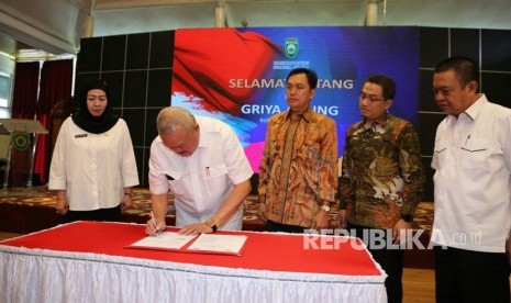 Gubernur Sumatera Selatan (Sumsel) Alex Noerdin dan Kepala BPH Migas M. Fanshurullah Asa menandatangani kesepakatan bersama pertukaran data konsumsi dan pendistribusian bahan bakar minyak (BBM) di Provinsi Sumsel di Griya Agung, Kamis (7/6).