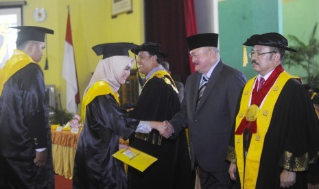 Gubernur Sumatera Selatan (Sumsel) Alex Noerdin dengan diapit Rektor Universitas Sriwijaya (Unsri) Anis Saggaff (kiri) dan Ketua Ombudsman Amzulian Rifai (kanan), Rabu (4/7) menghadiri upacara wisuda sarjana ke 136 Unsri di kampus Indralaya.