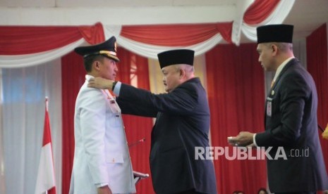 Gubernur Sumatera Selatan (Sumsel) Alex Noerdin, Jumat (9/3) melantik Riki Junaidi sebagai Penjabat Wali Kota Lubuklinggau menggantikan SN Prana Putra Sohe. Pelantikan bertempat di gedung kesenian Lubuklinggau dihadiri sejumlah pejabat diantaranya mantan Wali Kota Lubuklinggau SN Prana Putra Sohe (kanan) yang kini tengah mengikuti Pilkada 2018. 