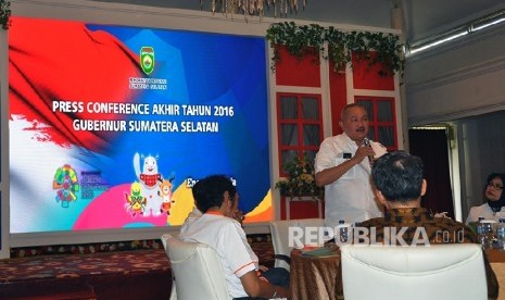 Gubernur Sumatera Selatan (Sumsel) Alex Noerdin menggelar jumpa pers akhir tahun di Griya Agung, Kamis (29/12).