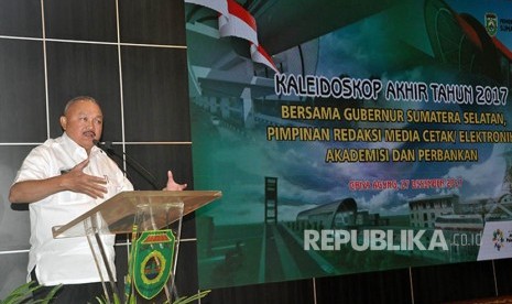 Gubernur Sumatera Selatan (Sumsel) Alex Noerdin, menggelar jumpa pers Kaleidoskop Akhir Tahun 2017 bertempat di Griya Agung, Rabu (27/12). Acara yang dipandu Kepala Badan Perencanaan dan Pembangunan Daerah (Bappeda) Provinsi Sumsel Ekowati Retnaningsih.