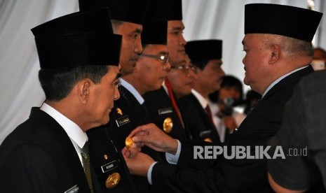 Gubernur Sumatera Selatan (Sumsel) Alex Noerdin menyematkan tanda jabatan dan surat keputusan sebagai Pejabat Sementara (Pjs) Wali Kota kepada empat pejabat Pemprov Sumsel dan surat keputusan Pelaksana Tugas (Plt) kepada tiga Wakil Bupati, Rabu (14/2) di Griya Agung.