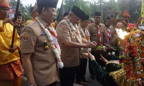 Gubernur Sumatera Selatan (Sumsel) Alex Noerdin sebagai Ketua Majelis Pembina Pramuka Provinsi Sumsel, Rabu (5/9) memimpin peringatan hari ulang tahun ke-57 Pramuka tingkat Sumsel di lapangan Merdeka Kabupaten Muara Enim. Gubernur Alex Noerdin disambut Pejabat Bupati Muara Enim Teddy Meilwansyah. 