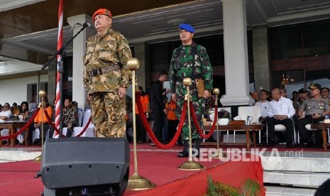   Gubernur Sumatera Selatan (Sumsel) Alex Noerdin yang mengenakan baju Mitra TNI memimlin langsung Apel Kesiapsiagaan Personil dan Peralatan Penanggulangan Karhutla Tahun 2017. 