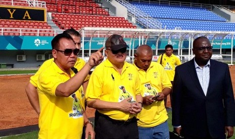 Gubernur Sumatera Selatan (Sumsel) dua periode (2008 – 2013 & 2013 – 2018) Alex Noerdin (kedua dari kiri) bersama Ketua Basri Eddy Sofyan (kiri) dan Olivier Mandengue perwakilan dari manajemen Ronaldinho (kanan), Sabtu (8/12) meninjau stadion Gelora Sriwijaya tempat pertandingan babak final Alex Noerdin Cup 2019 yang akan dihadiri legenda pemain sepak bola Brazil Ronaldinho. 