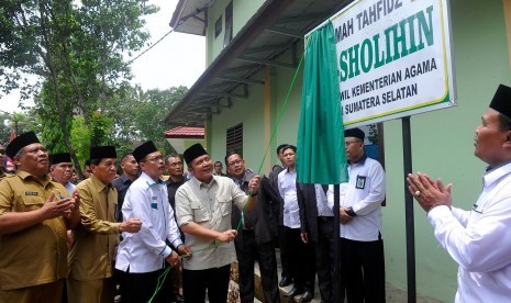 Gubernur Sumatera Selatan (Sumsel) Herman Deru dengan didampingi Kepala Kantor Wilayah Kementerian Agama (Kanwil Kemenag) Sumsel HM Alfajri Zabidi, Senin (15/10) bertempat di komplek Madrasah Aliyah Negeri (MAN) 3 Palembang meresmikan rumah tahfiz Ash Sholihin. 