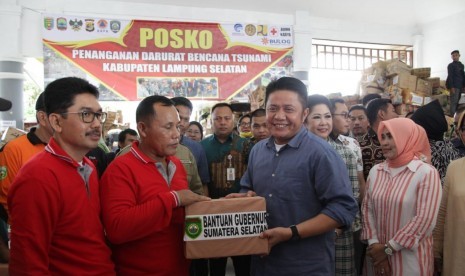 Gubernur Sumatera Selatan (Sumsel) Herman Deru (kanan) secara simbolis menyerahkan bantuan Pemerintah Provinsi Sumatera Selatan untuk korban bencana tsunami Selatan Sunda yang diterima Pelaksana tugas (Plt) Bupati Lampung Selatan Nanang Ermanto. Sumsel membantu korban bencana berupa beras 21 ton,  120 dus berupa mie, 60 karung pakaian dan selimut serta uang tunai. 