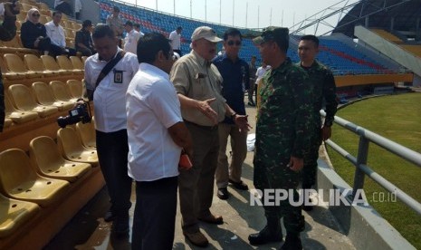 Gubernur Sumatera Selatan (Sumsel), Senin (23/7) meninjau perbaikan kursi stadion Gelora Sriwijaya di komplek Jakabaring Sport City (JSC) yang dirusak oknum suporter pada laga Liga 1 Indonesia antara Sriwijaya FC melawan Arema FC, Sabtu (21/7).