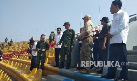 Gubernur Sumatera Selatan (Sumsel), Senin (23/7) meninjau perbaikan kursi stadion Gelora Sriwijaya di komplek Jakabaring Sport City (JSC) yang dirusak oknum suporter pada laga Liga 1 Indonesia antara Sriwijaya FC melawan Arema FC, Sabtu (21/7).