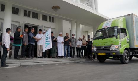 Gubernur Sumatera Utara Edy Rahmayadi bersama BWA melakukan pelepasan 30 ribu Alquran wakaf untuk didistribusikan  di wilayah Sumatera dan Nanggroe Aceh Darussalam  (NAD), Jumat (15/7/2022).