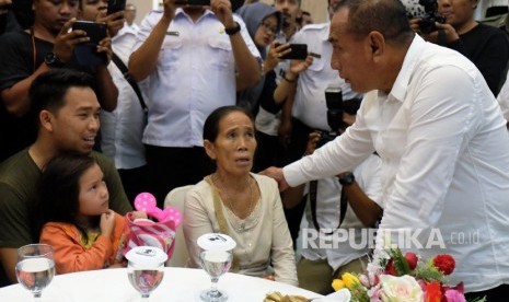 Gubernur Sumatera Utara Edy Rahmayadi (kanan) berbincang dengan pengungsi korban kerusuhan di Wamena setibanya di Kantor Gubernur Sumatera Utara, Medan, Sumatera Utara, Rabu (9/10/2019). 