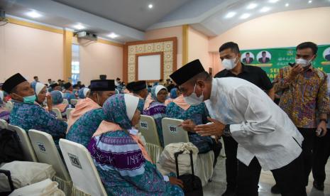  Gubernur Sumut Sambut Kepulangan 393 Haji Kloter 1. Foto:  Gubernur Sumatera Utara Edy Rahmayadi (kedua kanan) berbincang dengan seorang calon haji saat pelepasan jamaah calon haji kelompok terbang (kloter) pertama embarkasi Medan di Asrama Haji Medan, Sumatera Utara, Sabtu (11/6/2022). Sebanyak 391 jamaah calon haji asal Kota Medan, Kabupaten Mandailing Natal, Tapanuli Tengah dan Serdang Bedagai diberangkatkan menuju tanah suci Arab Saudi. 