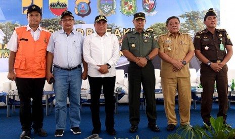 Gubernur Sumatera Utara Edy Rahmayadi (ketiga kiri) didampingi oleh Wakil Wali Kota Medan Akhyar Nasution (kedua kanan) memimpin normalisasi pelebaran alur Sungai Badera, di pelataran Komplek Bumi Asri Jalan Asrama Medan, Selasa (20/8). 