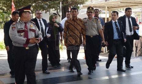 Gubernur Sumatera Utara Gatot Pujo Nugroho (depan) dan istrinya Evy Susanti (belakang) memenuhi panggilan pemeriksaan oleh KPK, Jakarta, Senin (3/8).