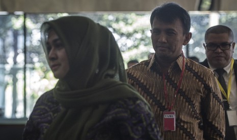 Gubernur Sumatera Utara Gatot Pujo Nugroho (kedua kanan) dan istrinya Evy Susanti (kiri) memenuhi panggilan pemeriksaan oleh KPK, Jakarta, Senin (3/8).