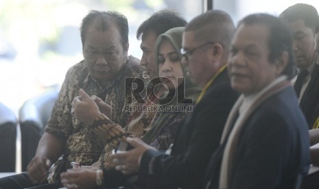 Gubernur Sumatera Utara Gatot Pujo Nugroho (kedua kiri) dan istrinya Evy Susanti (ketiga kiri) memenuhi panggilan pemeriksaan oleh KPK, Jakarta, Senin (3/8). 