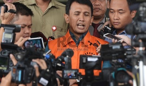  Gubernur Sumatera Utara Gatot Pujo Nugroho memberikan keterangan kepada awak media setelah melakukan pemeriksaan di Gedung KPK, Jakarta, Rabu (5/8).