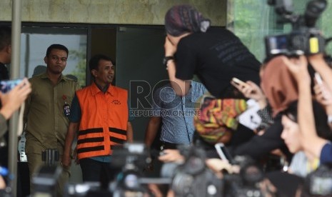  Gubernur Sumatera Utara Gatot Pujo Nugroho memberikan keterangan kepada awak media setelah melakukan pemeriksaan di Gedung KPK, Jakarta, Rabu (5/8).