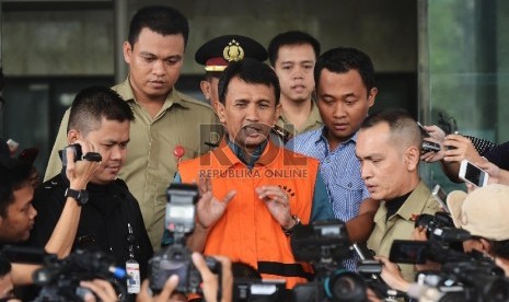 Gubernur Sumatera Utara Gatot Pujo Nugroho memberikan keterangan kepada awak media setelah melakukan pemeriksaan di Gedung KPK, Jakarta, Rabu (5/8).