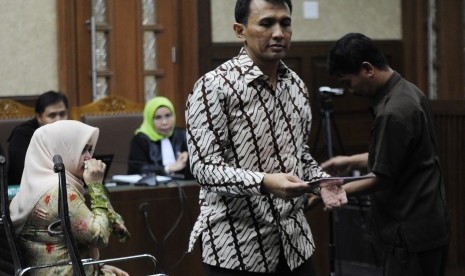 Gubernur Sumatera Utara nonaktif Gatot Pujo Nugroho (kanan) dan istri Evy Susanti (kiri) mengikuti sidang lanjutan di Pengadilan Tipikor, Jakarta, Rabu (24/2)