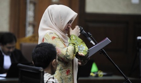 Gubernur Sumatera Utara nonaktif Gatot Pujo Nugroho (kanan) menyaksikan istrinya Evy Susanti (kiri) membacakan nota pembelaan (pledoi) ketika mengikuti sidang lanjutan di Pengadilan Tipikor, Jakarta, Rabu (24/2)