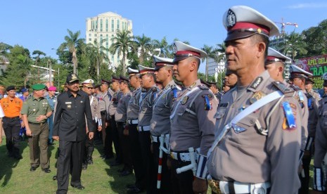 Gubernur Sumatera Utara T Erry Nuradi (ketiga kiri) memeriksa pasukan pada apel gelar Pasukan Ramadniya Toba 2017, di Medan, Sumatera Utara, Senin (19/6). Apel gelar pasukan tersebut melibatkan unsur Polri, TNI dan Dishub yang akan bertugas mengamankan lingkungan masyarakat selama merayakan Idul Fitri 1438 H