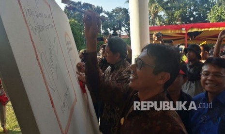 Gubernur Sumatra Barat Irwan Prayitno dan Dirjen Kebudayaan Kemendikbud Hilmar Farid membuka pameran kebudayaan di Taman Budaya Sumatra Barat, Kamis (1/2). Acara ini sekaligus membuka seluruh rangkaian peringatan Hari Pers Nasional (HPN) 2018 di Sumatra Barat. 