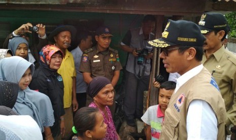 Gubernur Sumatra Barat Irwan Prayitno melakukan kunjungan kerja ke daerah terdampak banjir bandang yang melanda Nagari Pakan Rabaa Tangah, Kabupaten Solok Selatan pada Rabu (20/9).