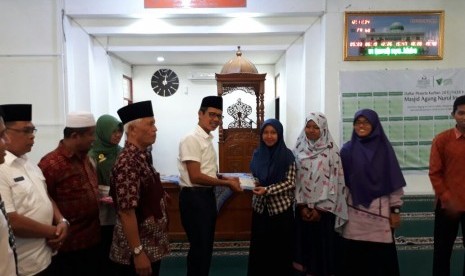 Gubernur Sumatra Barat Irwan Prayitno menyerahkan zakat pendidikan sebesar Rp 1,5 miliar kepada 630 pelajar perguruan tinggi, Rabu (9/8). Nominal yang diterima setiap mustahiq berkisar antara Rp 1,5 juta sampai Rp 2 juta.