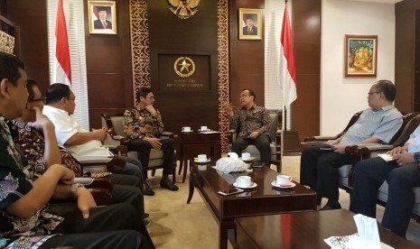  Gubernur Sumatra Barat Irwan Prayitno saat menghadiri audiensi dengan Menteri Sekretaris Negara Pratikno, Selasa (16/1) ini.