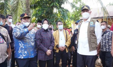 Gubernur Sumatra Barat Mahyeldi Ansharullah berterima kasih atas kunjungan Menteri Sosial Republik Indonesia Tri Rismaharini dan Anggota DPR RI Jon Kennedy Aziz ke lokasi bencana di Padang Pariaman, Sabtu (2/10). Mahyeldi juga bersyukur atas perhatian Mensos Risma dengan kedatangan langsung ke korban longsor dan banjir di Nagari Pasia Laweh dan juga akan membantu pembangunan rumah bagi rumah-rumah rusak akibat bencana alam.