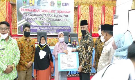 Gubernur Sumatra Barat, Mahyeldi, menyaksikan proses pembayaran ganti kerugian tol ruas Padang-Pekanbaru, Sesi Kapalo Hilalang-Sicincin-Lubuk Alung-Padang, di Hall Ibu Kota Kabupaten (IKK) Nagari Parik Malintang Kecamatan Enam Lingkung.