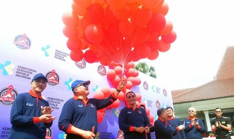 Gubernur Sumatra Selatan Alex Noerdin didampingi Direktur Jenderal Pencegahan dan Pengendalian Penyakit Kementerian Kesehatan HM Subuh melepas balon pada puncak peringatan Hari AIDS Sedunia (HAS) 2017, Selasa (5/12) yang berlangsung di halaman Griya Agung Palembang dengan dihadiri ribuan orang.