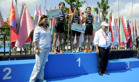 Gubernur Sumatra Selatan Alex Noerdin (kanan) bersama Presiden International Triathlon Union Marisol Casado berfoto bersama atlet Jepang yang menjadi pemenang Kejuaraan Triatlon Asia 2017, Jumat (21/7). 