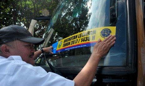 Gubernur Sumatra Selatan Alex Noerdin menempelkan stiker Angkutan Lebaran seusai Upacara Gelar Pasukan Kesiapan Angkutan Lebaran di Terminal tipe A Alang Alang Lebar, Palembang, Sumatra Selatan, Rabu (14/6).