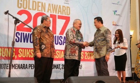 Gubernur Sumatra Selatan (Sumsel) Alex Noerdin (tengah) menerima penghargaan Golden Award 2017 sebagai  Gubernur Peduli Olahraga Nasional oleh Seksi Wartawan Olahraga Persatuan Wartawan Indonesia (SIWO PWI) yang diserahkan Menpora Imam Nahrawi, Jumat (28/4).