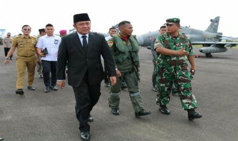 Gubernur Sumatra Selatan (Sumsel) Herman Deru (berjas hitam) mengingatkan agar pemilik lahan perkebunan juga mengantisipasi kebakaran.