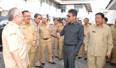 Gubernur Sumbar (bersafari) melakukan sidak hari pertama masuk kerja.