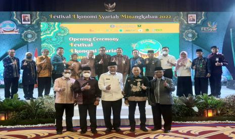 Gubernur Sumbar Buya Mahyeldi bersama Kepala Perwakilan BI Sumbar Wahyu Purnama dalam Opening Ceremony Fesmina 2022.