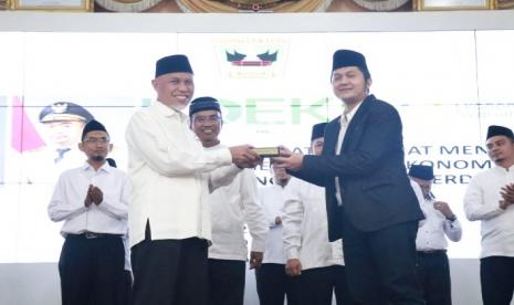 Gubernur Sumbar Buya Mahyeldi melantik anggota KDEKS yang pertama di Indonesia.