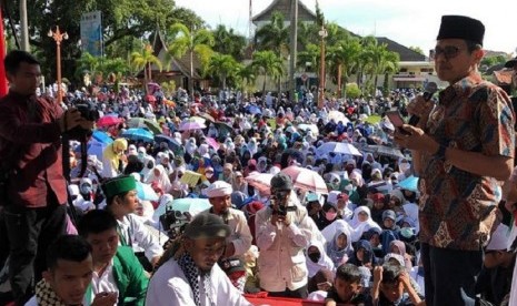 Gubernur Sumbar Irwan Prayitno (beridir kanan)